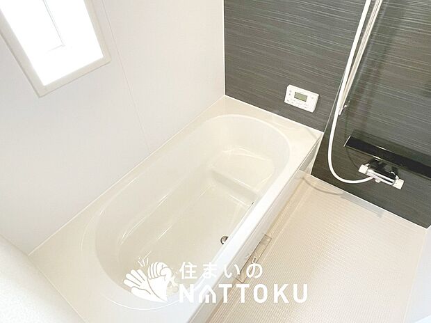 【現地写真(浴室)】浴室暖房乾燥機付き。1坪タイプで広々です。