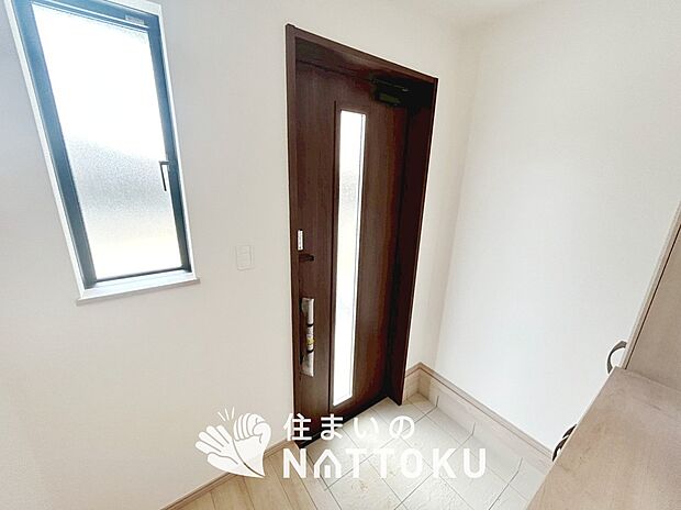 【現地写真（玄関）】玄関には、大型のシューズ収納を設置しています。