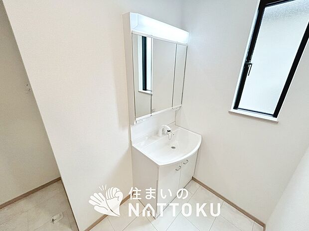 【洗面台・洗面所】鏡の両サイドは、必要なものを取出しやすく、大きな鏡面で朝の準備も快適。
使いやすいリフトアップ機能付きのシングルレバーシャワー水栓付です。