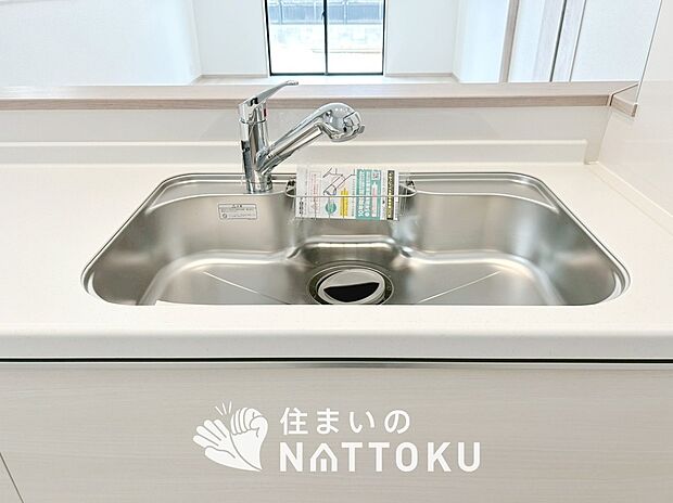 【浄水器内臓ハンドシャワー付シンク】広々とした凸型シンクに洗剤ポケットを標準装備。すっきり収納できます。
また、蛇口の先端に浄水器を内蔵しているため場所をとりません。