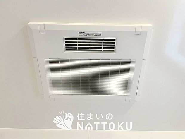 【電気式浴室暖房換気乾燥機】寒い冬場はあたたかく、暑い夏場は扇風機のような心地よさです。
雨の日は、浴室が衣類乾燥スペースになります。