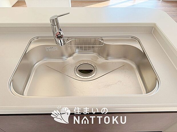 【浄水器内臓型ハンドシャワー付シンク】傷や汚れが付きにくい静音仕様の全面エンボス加工シンク。
また、蛇口の先端に浄水器を内蔵。浄水シャワーが使える毎分4リットルのたっぷり浄水。