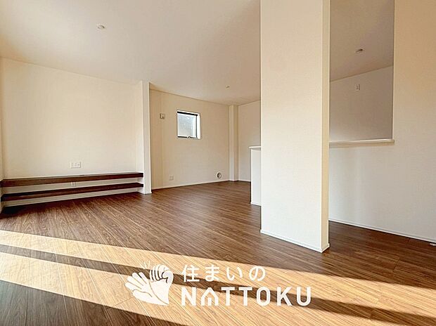 【現地写真（リビング）】フローリング材には、木目、色調など木材特有の風合いがあり、ナチュラルな美しさになっています。