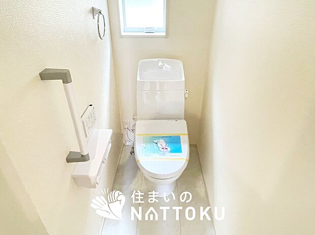【トイレ】汚れてもサッとひと拭きでお手入れ簡単、エコ仕様の温水洗浄便座付きのトイレです。
バリアフリーにも配慮しています。