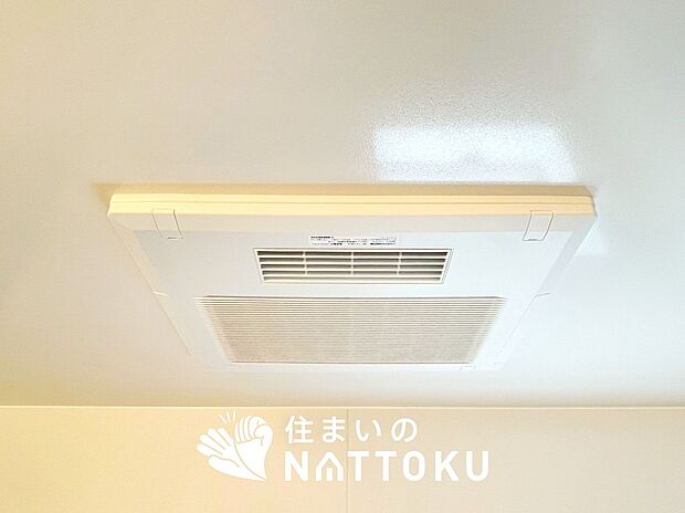 【電気式浴室暖房換気乾燥機】寒い冬場はあたたかく、暑い夏場は扇風機のような心地よさです。
雨の日は、浴室が衣類乾燥スペースになります。