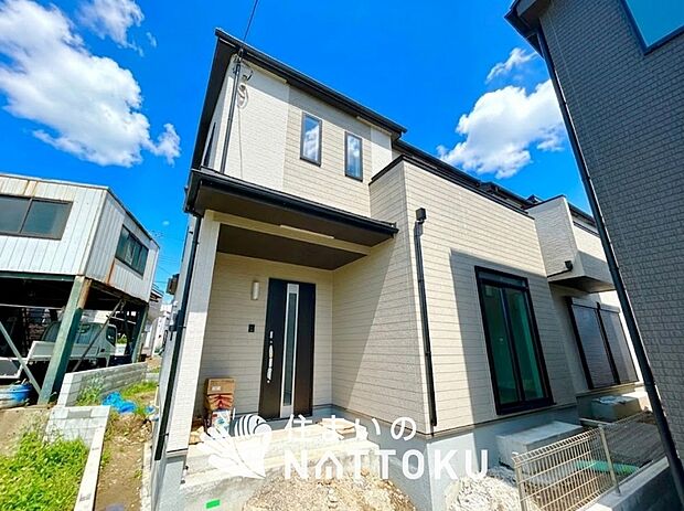 【現地写真(外観)【C号地】】軽くて火災に強い屋根材を採用し、地震時の建物への負担や揺れを軽減しています。