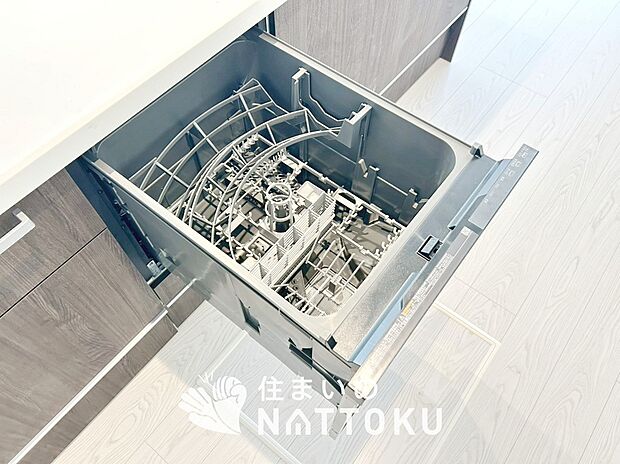 【食器洗い乾燥機】食後の時間にゆとりを与えてくれる食器洗い乾燥機。
操作ボタンも上面にあるので、腰をかがめずに操作ができラクラクです。