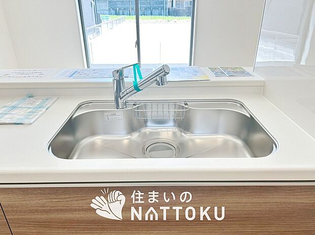 【浄水器内臓ハンドシャワー付シンク】傷や汚れが付きにくい静音仕様の全面エンボス加工シンク。
また、蛇口の先端に浄水器を内蔵。浄水シャワーが使える毎分4リットルのたっぷり浄水。