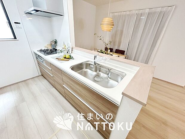 【現地写真(キッチン)】収納たっぷりのシステムキッチン、浄水器付水栓を標準装備しています。