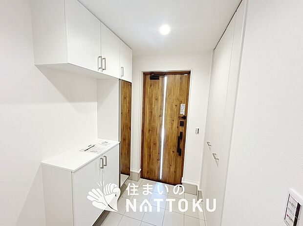 【現地写真(玄関)】玄関には、大型のシューズ収納を設置しています。