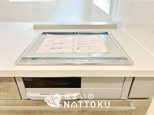 【ビルトインコンロ】フラットな構造で清掃性が高く、過熱防止センサー付3口タイプで日頃の家事も快適です。