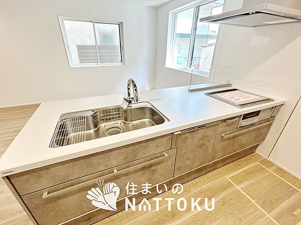 【現地写真(キッチン)】収納たっぷりのシステムキッチン、浄水器付水栓を標準装備しています。