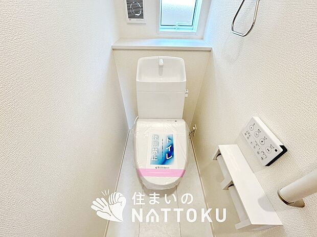 【トイレ】汚れてもサッとひと拭きでお手入れ簡単、エコ仕様の温水洗浄便座付きのトイレです。
バリアフリーにも配慮しています。