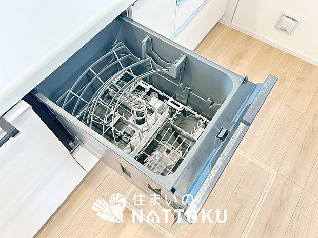 【食器洗い乾燥機】食後の時間にゆとりを与えてくれる食器洗い乾燥機。
操作ボタンも上面にあるので、腰をかがめずに操作ができラクラクです。
