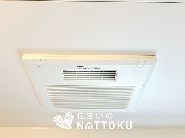 【浴室暖房換気乾燥機】寒い冬場はあたたかく、暑い夏場は扇風機のような心地よさです。
雨の日は、浴室が衣類乾燥スペースになります。