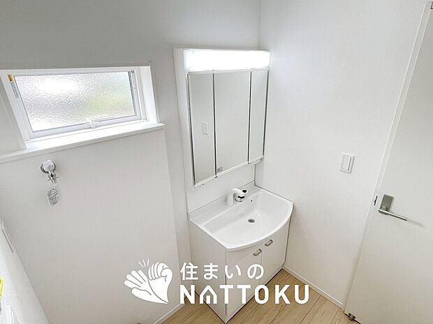 【洗面台・洗面所】鏡の両サイドは、必要なものを取出しやすく、大きな鏡面で朝の準備も快適。
使いやすいリフトアップ機能付きのシングルレバーシャワー水栓付です。