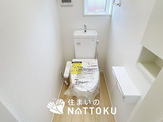 【トイレ】汚れてもサッとひと拭きでお手入れ簡単、エコ仕様の温水洗浄便座付きのトイレです。
バリアフリーにも配慮しています。