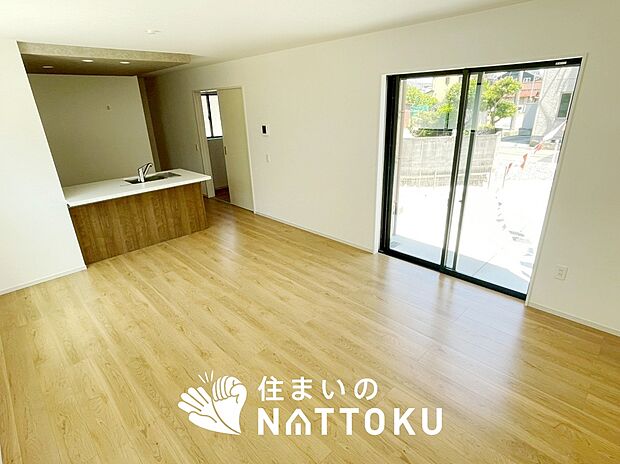 【現地写真(リビング)】フローリング材には、木目、色調など木材特有の風合いがあり、ナチュラルな美しさになっています。