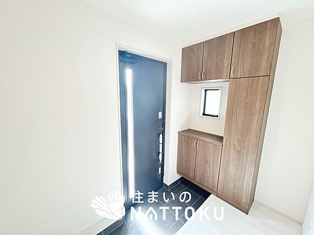 【現地写真（玄関）】玄関には、大型のシューズ収納を設置しています。