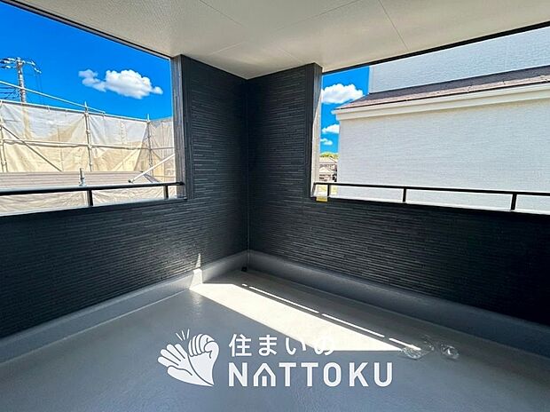 【バルコニー】奥行きが広く、洗濯物をゆったりと干せる十分な広さで、家族の洗濯も捗ります。