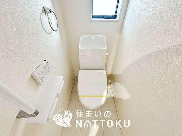 【トイレ】汚れてもサッとひと拭きでお手入れ簡単、エコ仕様の温水洗浄便座付きのトイレです。
バリアフリーにも配慮しています。