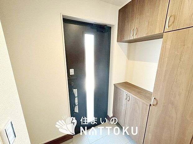 【現地写真（玄関）】玄関には、大型のシューズ収納を設置しています。