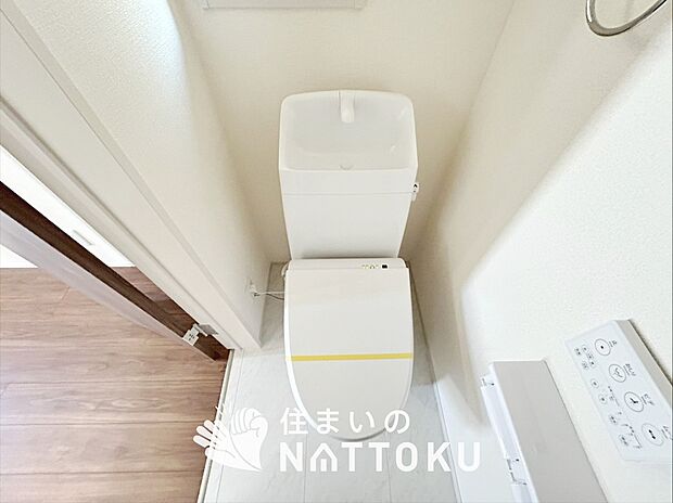 【トイレ】汚れてもサッとひと拭きでお手入れ簡単、エコ仕様の温水洗浄便座付きのトイレです。
バリアフリーにも配慮しています。