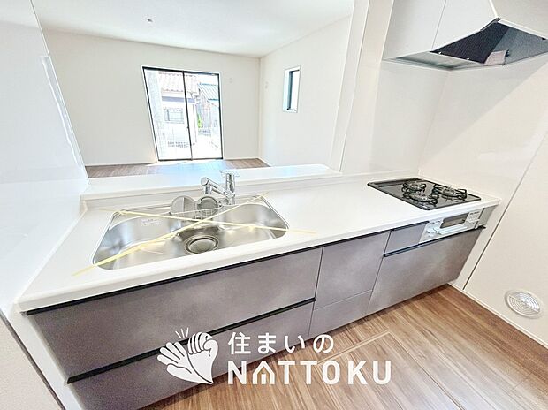【現地写真（キッチン）】収納たっぷりのシステムキッチン、浄水器付水栓を標準装備しています。