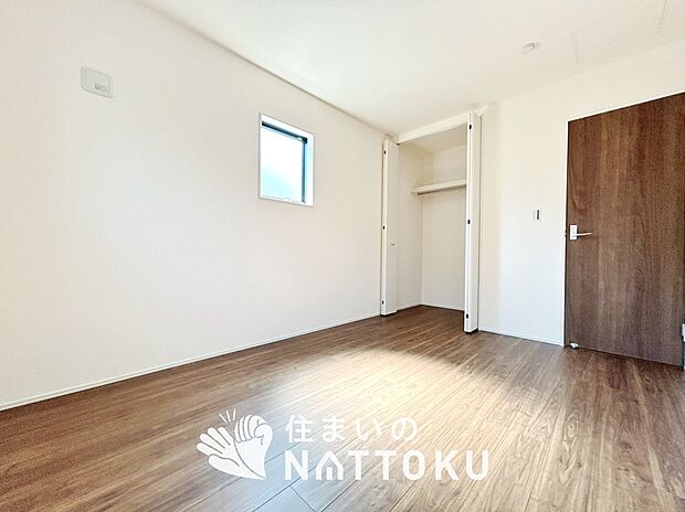 【現地写真（寝室）】木目の美しさを際立たせるシンプルデザインの建具を使用しています。