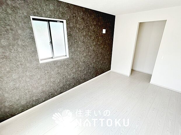【現地写真(洋室)】木目の美しさを際立たせるシンプルデザインの建具を使用しています。