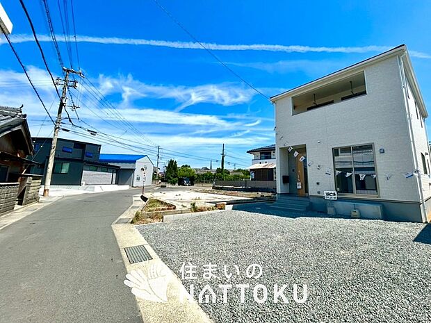 【現地写真（前道含む外観）】軽くて火災に強い屋根材を採用し、地震時の建物への負担や揺れを軽減しています。