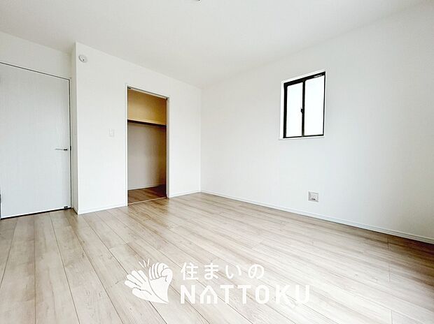 【現地写真（寝室）】木目の美しさを際立たせるシンプルデザインの建具を使用しています。