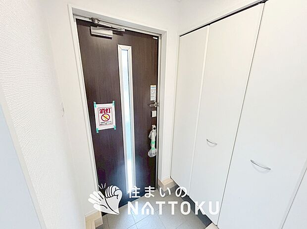 【現地写真（玄関）】玄関には、大型のシューズ収納を設置しています。