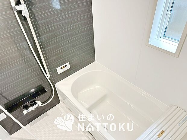 【現地写真（浴室）】浴室暖房乾燥機付き。１坪タイプで広々です。