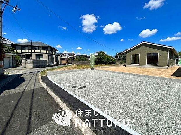 【現地写真（前道含む外観）】軽くて火災に強い屋根材を採用し、地震時の建物への負担や揺れを軽減しています。