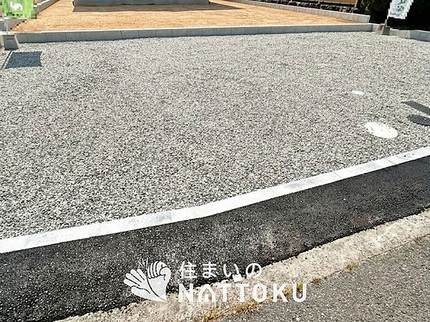 【現地写真（駐車場）】駐車スペースが広く、運転が苦手な方も安心です。