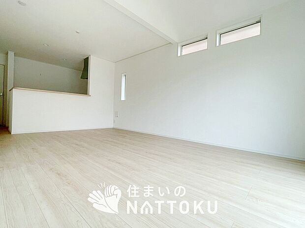 【現地写真（リビング）】フローリング材には、木目、色調など木材特有の風合いがあり、ナチュラルな美しさになっています。