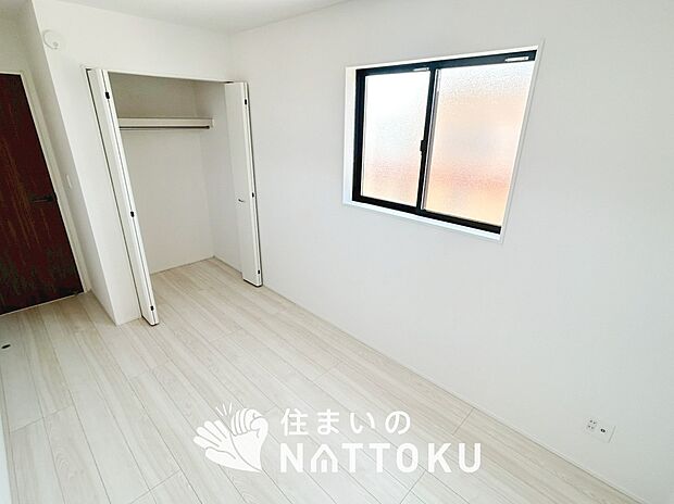 【現地写真（洋室）】木目の美しさを際立たせるシンプルデザインの建具を使用しています。