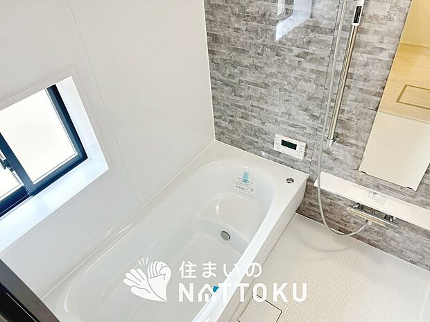 【現地写真（浴室）】浴室暖房乾燥機付き。１坪タイプで広々です。