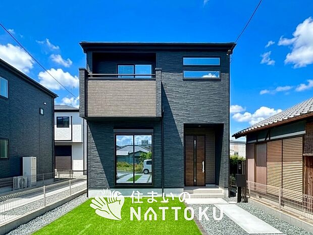 【現地写真（外観）【３号地】】軽くて火災に強い屋根材を採用し、地震時の建物への負担や揺れを軽減しています。