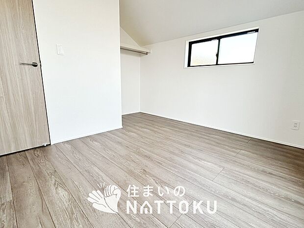 【現地写真（洋室）】木目の美しさを際立たせるシンプルデザインの建具を使用しています。