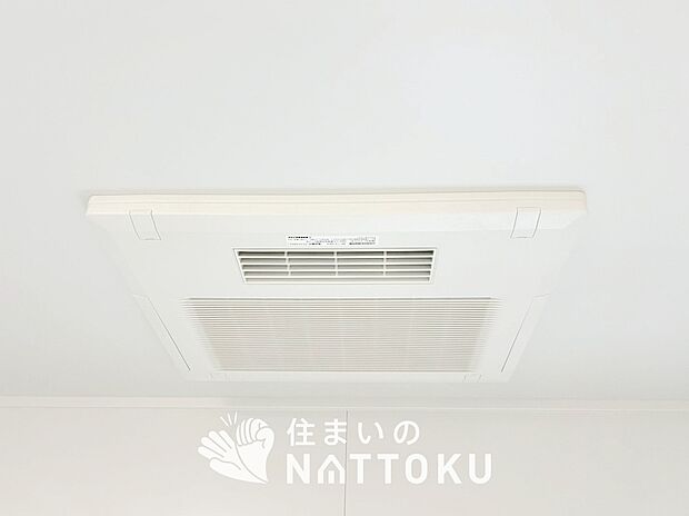 【浴室暖房換気乾燥機】サイドブロー機能で、乾燥効率アップです。
サイドに吹き出しを搭載することにより浴室内を端まで循環する気流ができ、さらに省エネ性能がアップします。
