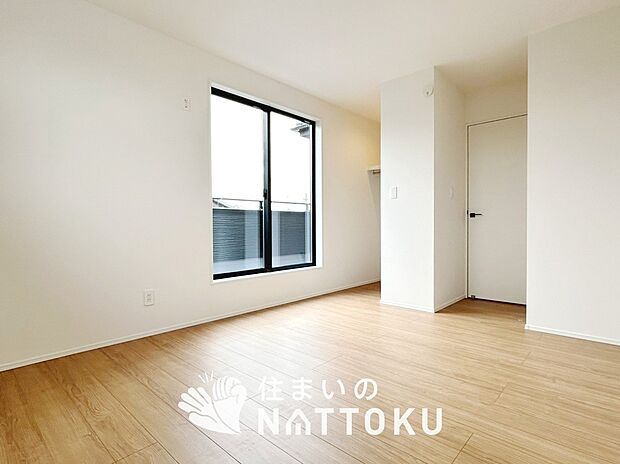 【現地写真（寝室）】木目の美しさを際立たせるシンプルデザインの建具を使用しています。