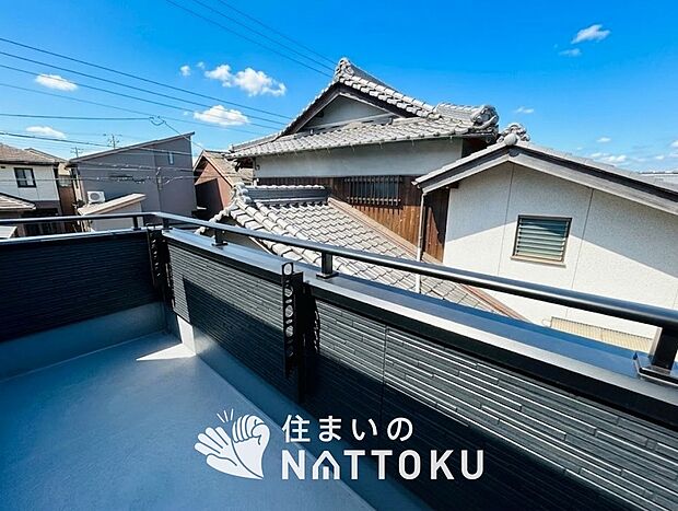 【バルコニー】奥行きが広く、洗濯物をゆったりと干せる十分な広さで、家族の洗濯も捗ります。