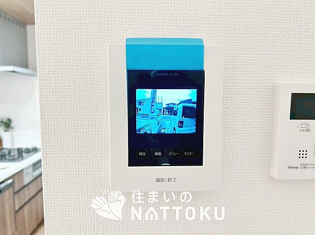 【TVモニター付インターホン】手放し通話ができ、送話表示灯で送話・受話状態が確認できます。
映像と音声で玄関先の様子をチェックできるモニター機能や、夜間の訪問者の顔も確認できるLEDライトを装備しています。