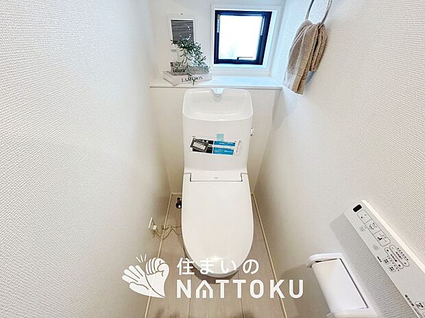 【トイレ】汚れてもサッとひと拭きでお手入れ簡単、エコ仕様の温水洗浄便座付きのトイレです。
バリアフリーにも配慮しています。