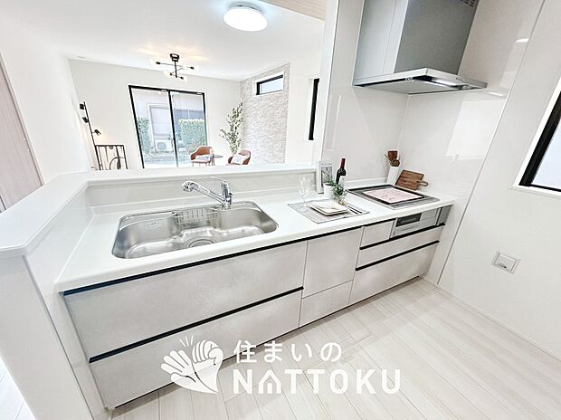 【現地写真（キッチン）】収納たっぷりのシステムキッチン、浄水器付水栓を標準装備しています。