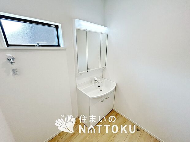 【洗面台・洗面所】鏡の両サイドは、必要なものを取出しやすく、大きな鏡面で朝の準備も快適。
使いやすいリフトアップ機能付きのシングルレバーシャワー水栓付です。