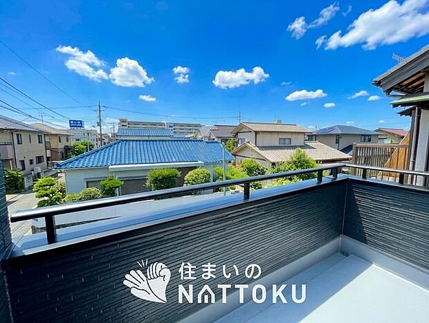 【バルコニー】奥行きが広く、洗濯物をゆったりと干せる十分な広さで、家族の洗濯も捗ります。