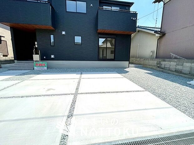 【現地写真（駐車場）】駐車スペースが広く、運転が苦手な方も安心です。